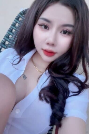 Girl MILY posing gracefully – available for massage companionship in JB Town 5.