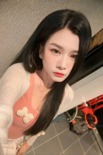 Girl MINI posing gracefully – available for massage companionship in Bukit Indah 3.