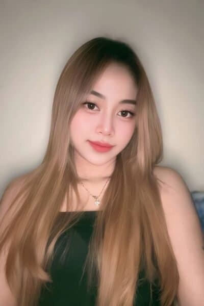 Girl SINDY posing gracefully – available for massage companionship in Nusa Bestari 1.