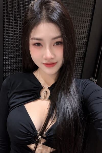 Girl MIN 81 posing gracefully – available for massage companionship in JB Town 6.