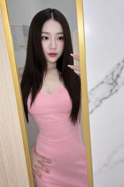 Girl CANDY 81 posing gracefully – available for massage companionship in JB Town 6.