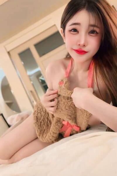 Girl XIN HONG posing gracefully – available for massage companionship in Tebrau 1.