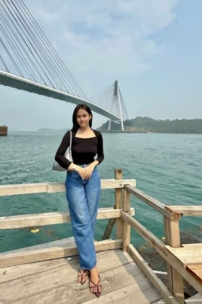 Girl SELLIN 883, luxury massage escort available in Nusa Bestari 2.